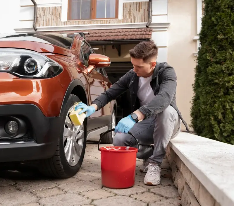Lavage auto à domicile Saint-Usuge : professionnel intervenant sur un véhicule